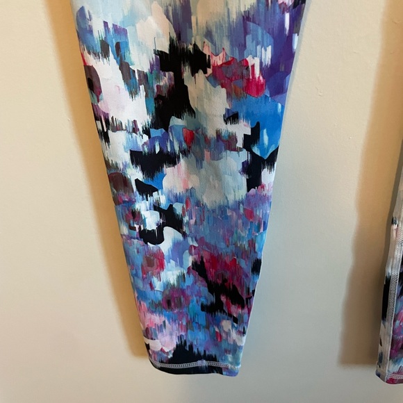 Fabletics 💜🤍🩵 Mid-Rise Printed PowerHold pants. - Picture 9 of 11